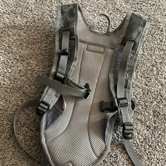 Topi Hydration Pack Green Backpack Polyester 2L - Picture 4 of 4